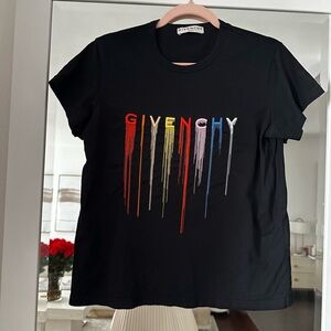Givenchy T-shirt, size M, in very good condition.